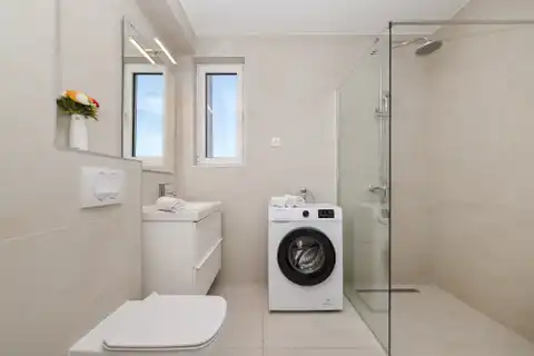 Privlaka - Dom szeregowy z basenem i tarasem na dachu.