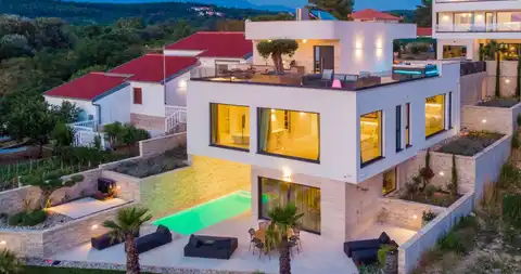 Ražanac, Ljubač - Luksuzna vila s bazenom, prvi red do mora