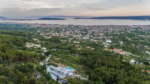 Vila 232 m², Kaštel Stari — 4SS, grijani bazen, pogled na more