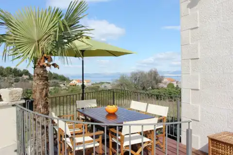 Brač, Mirca - kamenná vila s výhľadom na more, 300m2