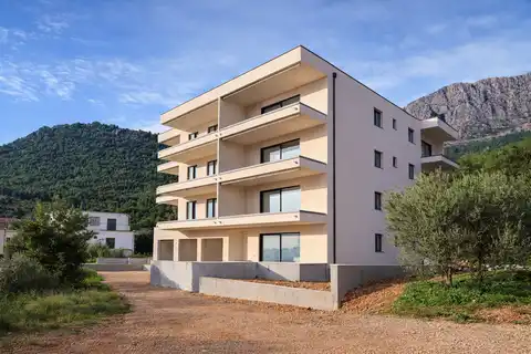 Makarska, Drvenik - Dvosoban stan u novogradnji kraj mora