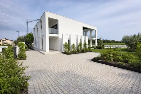 Vila 335 m², Umag — bazen 10×5, pogled more, namještena
