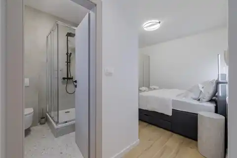 Split, Kila – stan 51 m² z vrtom, bazenom in s parkiriščem