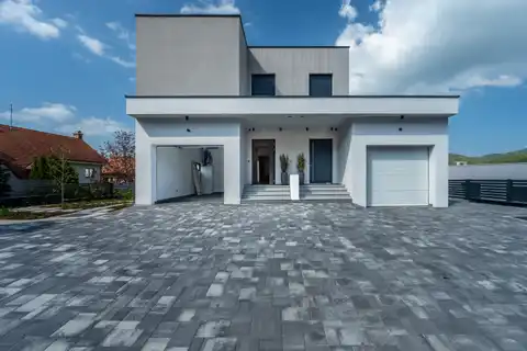 Šestine – ekskluzywne mieszkanie w willi miejskiej z prywatnym wejściem i garażem