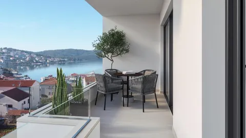 Trogir, Okrug Gornji - Trosoban stan sa balkonom i krovnom terasom
