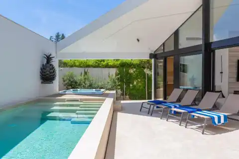 Brač - Moderna vila s bazenom, jacuzzijem i saunom