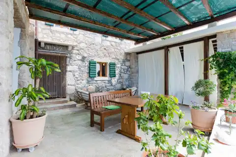 Brač, Bol - Kamena kuća sa četiri apartmana