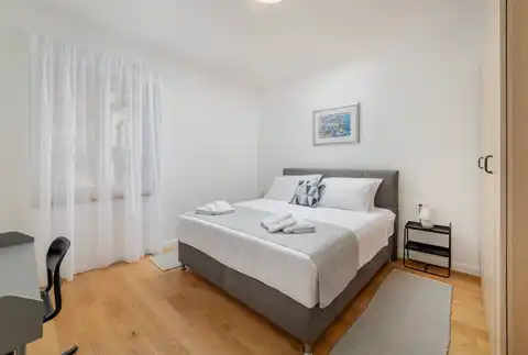 Split, Lučac - Appartement de deux pièces avec loggia et vue sur la ville.