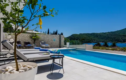 Dubrovnik, Zaton – Bijela moderna vila uz more s dodatnim zemljištem