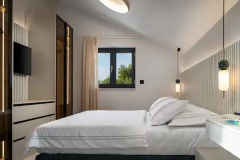 Podstrana - Moderná luxusná vila s bazénom a strešnou terasou