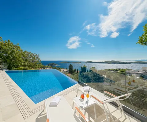 Hvar – Moderna vila s pogledom na more 195 m2
