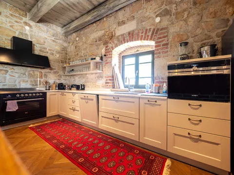 Zadar, Murvica – Krásná kamenná vila s tenisovým kurtem na pozemku 7800 m2