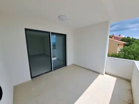 Novi Vinodolski - Moderan trosoban stan na mirnoj lokaciji 64 m2