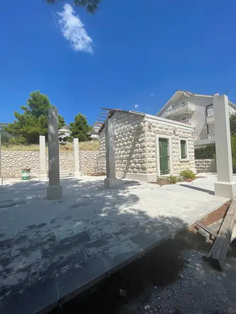 Brač, Bol – Vila u izgradnji s dovršenim pomoćnim objektom