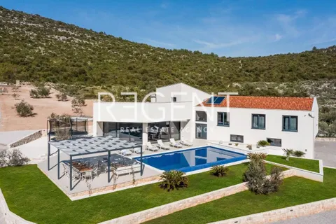 Trogir, Marina - luxusní vila v klidném prostředí, 6900m2