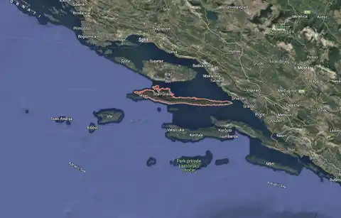 Hvar - poljoprivredno zemljište prvi red do mora, 70 000 m2