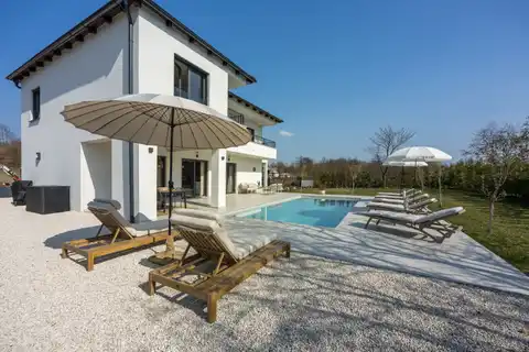 Istra, Svetvinčenat - Moderna vila s grijanim bazenom