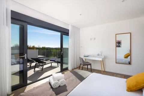Ostrov Brač, Milna – Nově postavená luxusní vila o rozloze 370 m2 s velkým hydromasážním bazénem