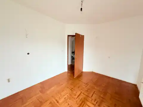 Zagreb, Mikulići - detached house for renovation with a garden.