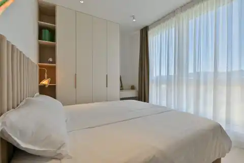 Seget Vranjica – moderna duplex vila s dva bazena i pogledom na more