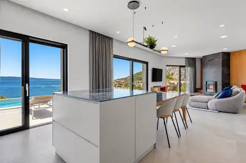Vila 210 m², 4 spavaće sobe, bazen i pogled na more – Omiš