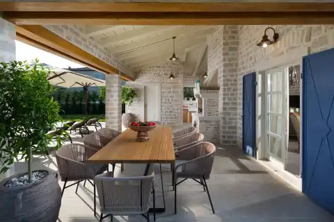 Istria, Poreč - Attractive stone villa with a tennis court and a swimming pool