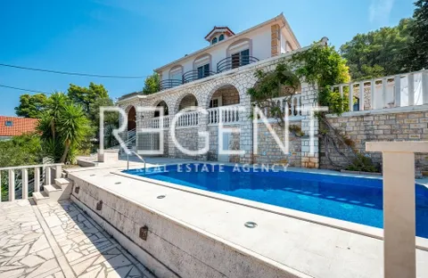 Šolta, Rogač - Villa mediterranea in prima fila sul mare 264 m2 vendita esclusiva