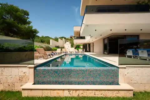 Trogir, Marina - Vila 400 m², 4 pokoje, bazén 30 m², 150 m od moře