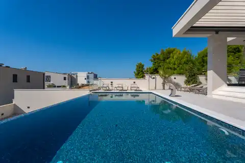 Podstrana - Moderná luxusná vila s bazénom a strešnou terasou