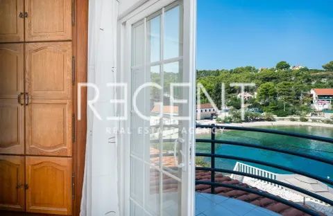 Šolta, Rogač - Villa mediterranea in prima fila sul mare 264 m2 vendita esclusiva