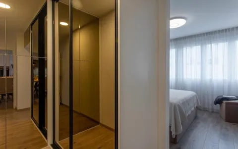 Split, Plokite - Trosoban stan za dugoročni najam sa loggiom