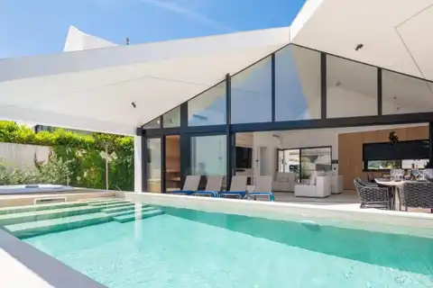 Brač - Moderna vila s bazenom, jacuzzijem i saunom