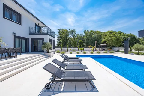 Istra, Krnica – Kuća s bazenom na parceli 780 m2