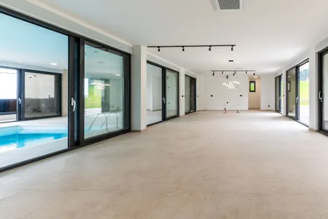 Zagreb, Donji Trpuci - Vila s unutarnjim bazenom