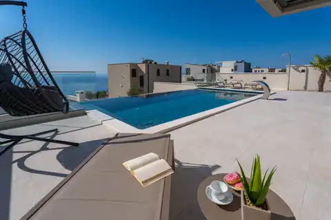 Podstrana - Moderná luxusná vila s bazénom a strešnou terasou