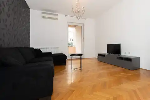 Zagreb, Maksimir - Dvosoban stan u urbanoj vili s parkingom