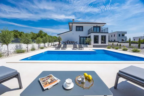 Istra, Krnica – Kuća s bazenom na parceli 780 m2