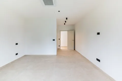Zagreb, Donji Trpuci - Vila s unutarnjim bazenom