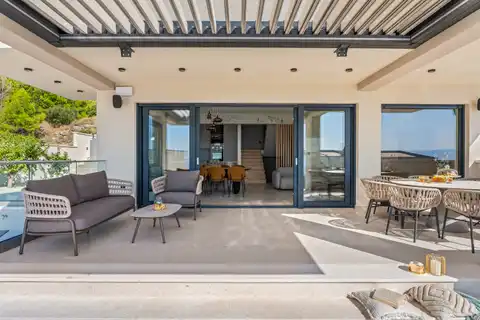 Podstrana - Moderná luxusná vila s bazénom a strešnou terasou