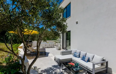 Dubrovnik, Zaton – Bijela moderna vila uz more s dodatnim zemljištem