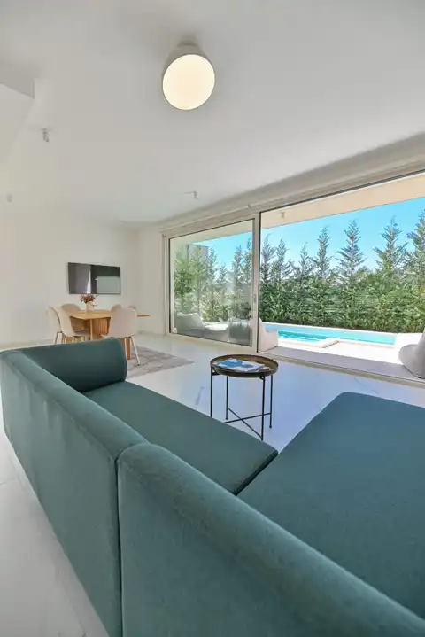 Seget Vranjica – moderna duplex vila s dva bazena i pogledom na more