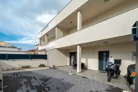 Vodice, Zatonska Straße - Doppelhaushälfte in ausgezeichneter Lage