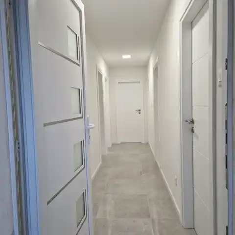 Split, Kamen - Appartement de trois pièces avec jardin privé