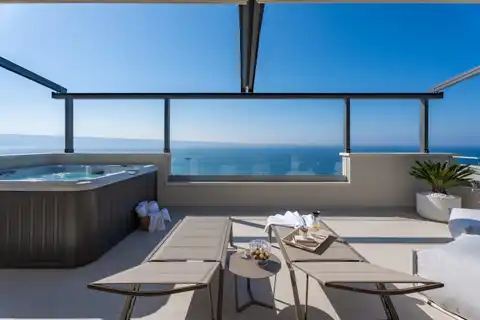 Podstrana - Moderná luxusná vila s bazénom a strešnou terasou