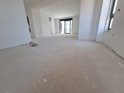 Makarska, Centar - Trzypokojowy penthouse z widokiem na morze 117 m2