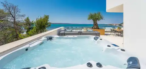 Ražanac, Ljubač - Moderna vila uz more s wellnessom i bazenom