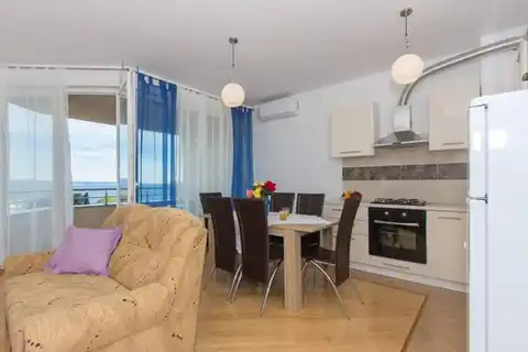 Split, Žnjan - Appartement de trois pièces avec loggia