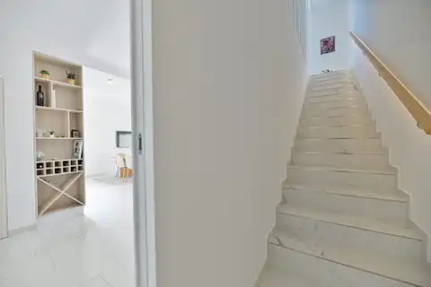 Seget Vranjica – moderna duplex vila s dva bazena i pogledom na more