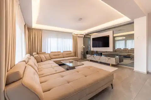 Záhřeb, Jelenovac – Moderní třípokojový byt s velkou terasou a garáží