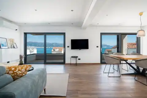 Трогир, Слатине - Двухкомнатная квартира с террасами и видом на море